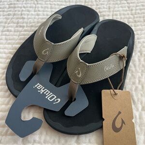 OluKai Men’s Taupe and Black Leather-Trim Flip Flops